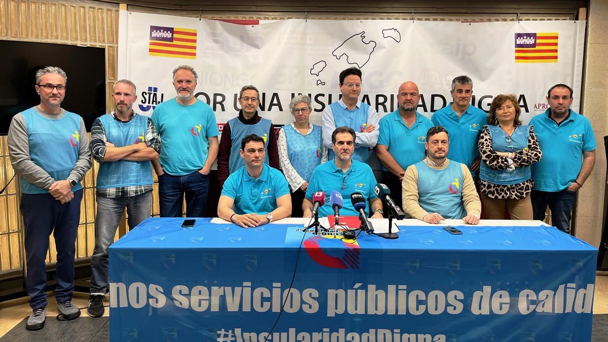 Miembros de la Plataforma Insularidad Digna en la rueda de prensa.