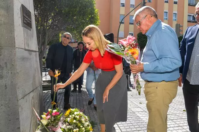 Ofrenda floral en homenaje a Felo Monzón