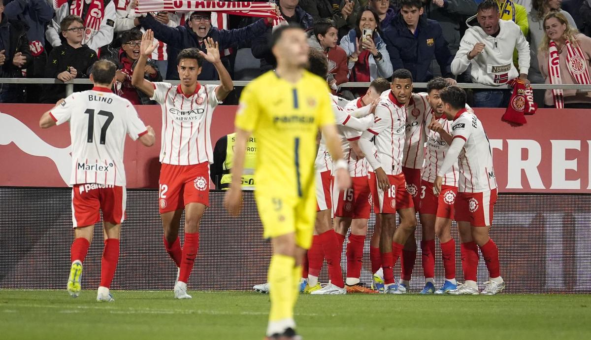 La alegría de los jugadores del Girona tras el gol en propia puerta de Pau Navarro que les dio el triunfo ante el Villarreal.