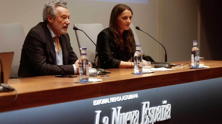 Luis del Val e Inmaculada Rivas, ayer, en el Club.