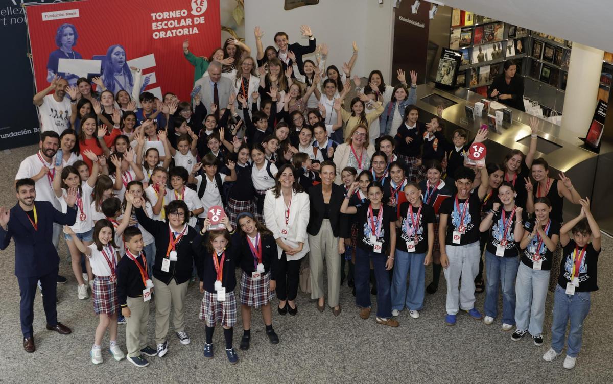 Foto de familia de los participantes en la final.
