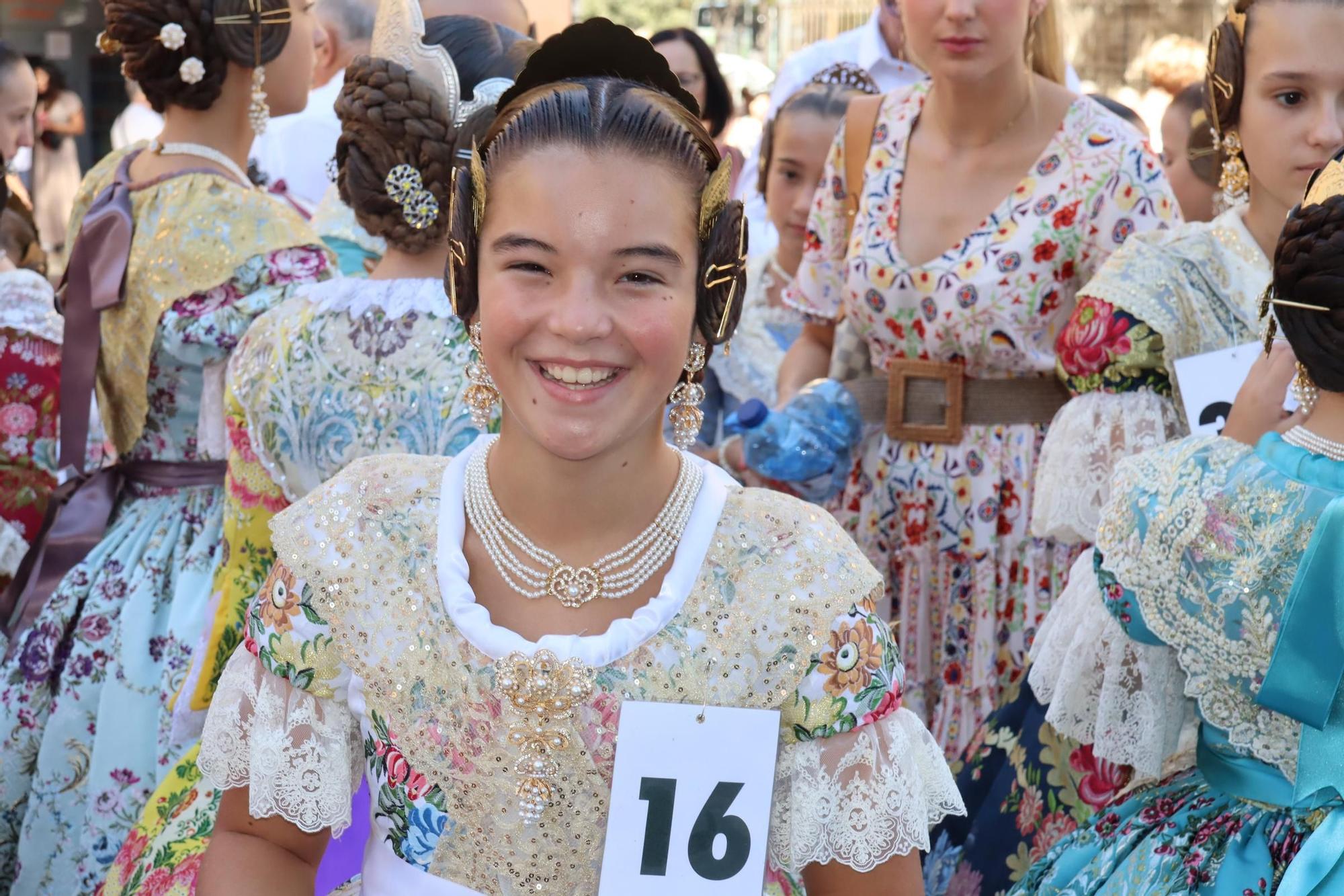 La "passejà" de las candidatas a Fallera Mayor Infantil de València