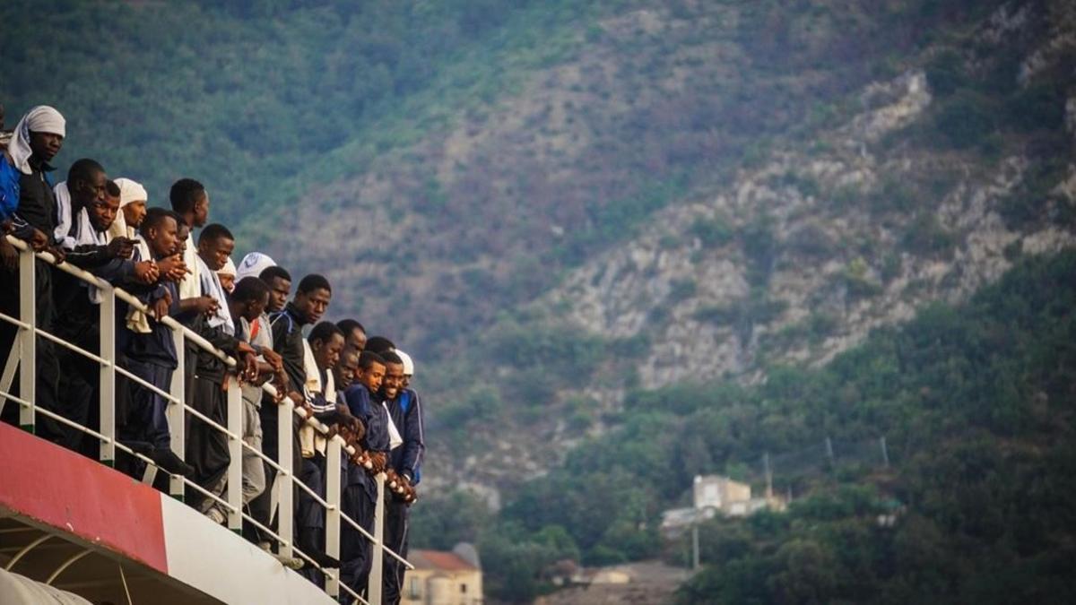 Cientos de inmigrantes llegan a puerto a bordo de la embarcación 'Vos Prudence', de Médicos Sin Fronteras, en el puerto de Salerno.