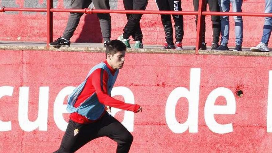 Jorge Meré conduce el balón en el entrenamiento de ayer.