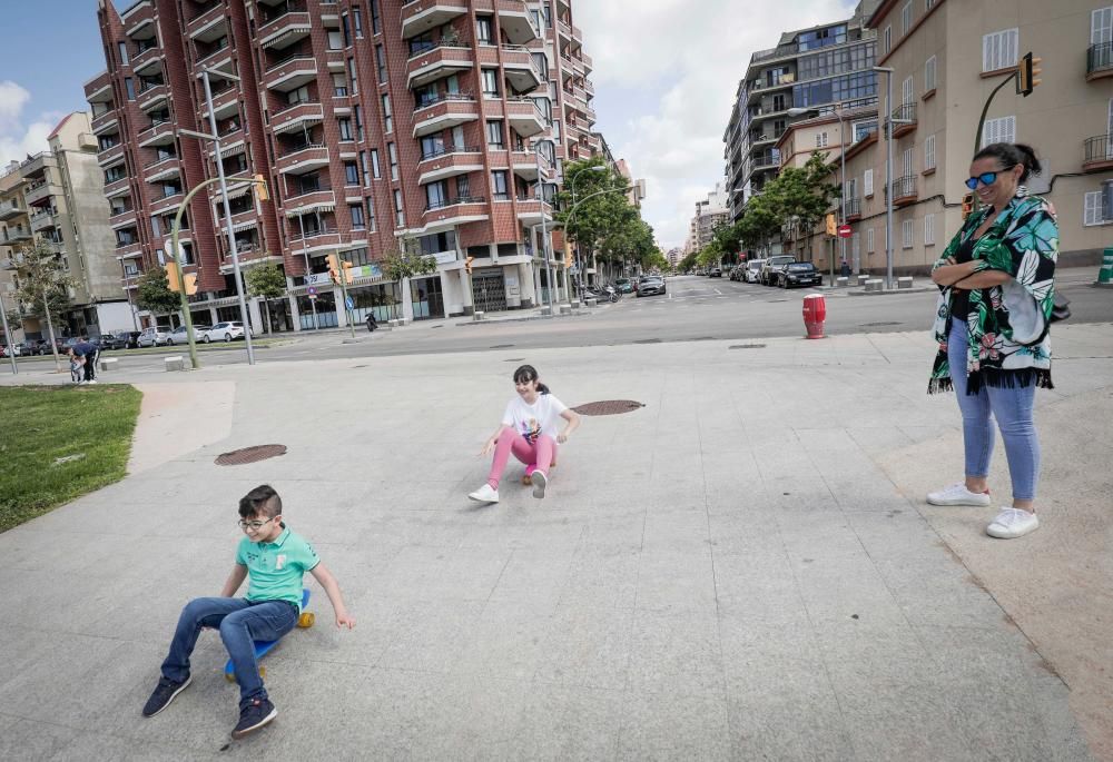 Coronavirus en Mallorca: Los niños disfrutan de sus primeras horas de libertad en las calles de Mallorca