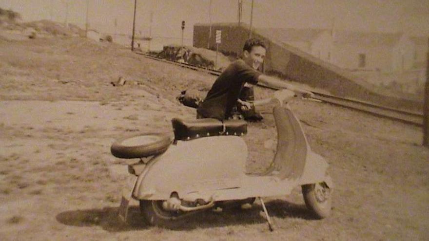 Luis, con una moto Vespa en su juventud, junto a las vías del tren en Casablanca.