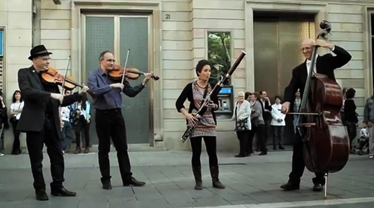 Flashmob de ’L’Himne de l’alegria’ a càrrec de l’OSV.