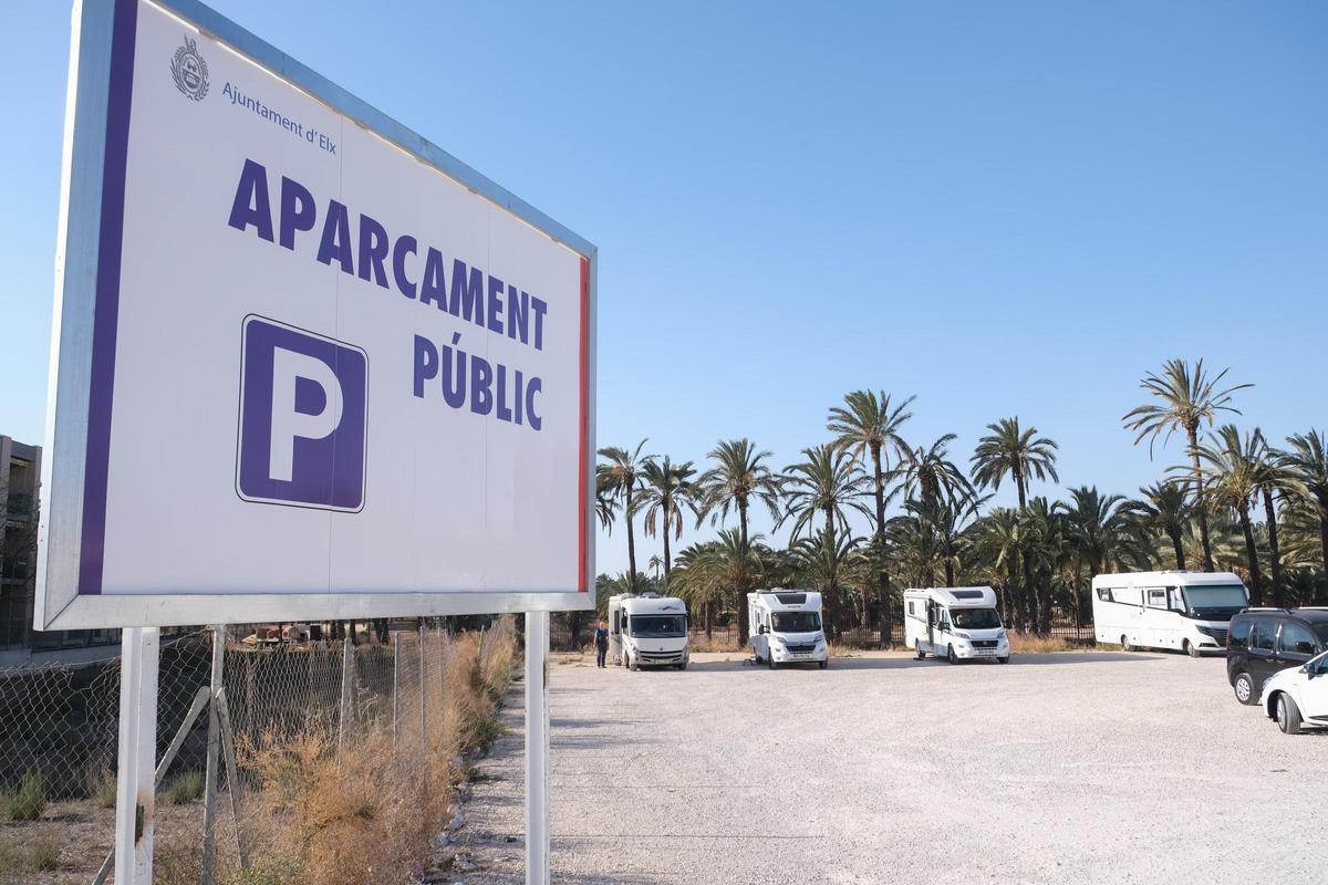 Autocaravanas aparcadas en el casco urbano de Elche para conocer su riqueza turística