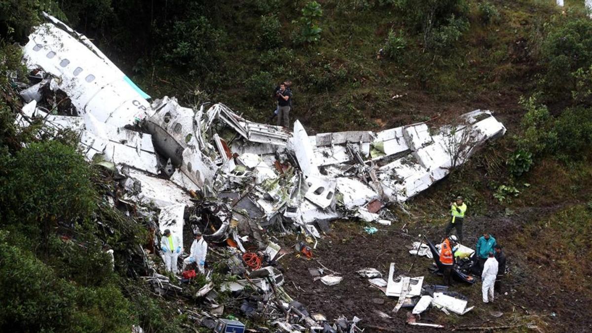 Restos del avión accidentado del Chapecoense, que se estrelló cerca de Medellín