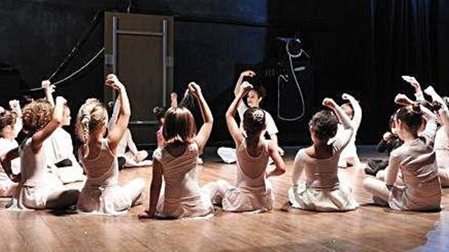 Una de las clases que Helena Lizari impartió a las alumnas de danza de Formentera.