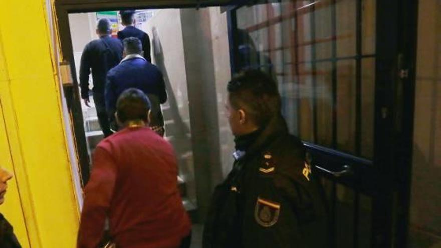 Los detenidos a su llegada a las dependencias policiales de Murcia.