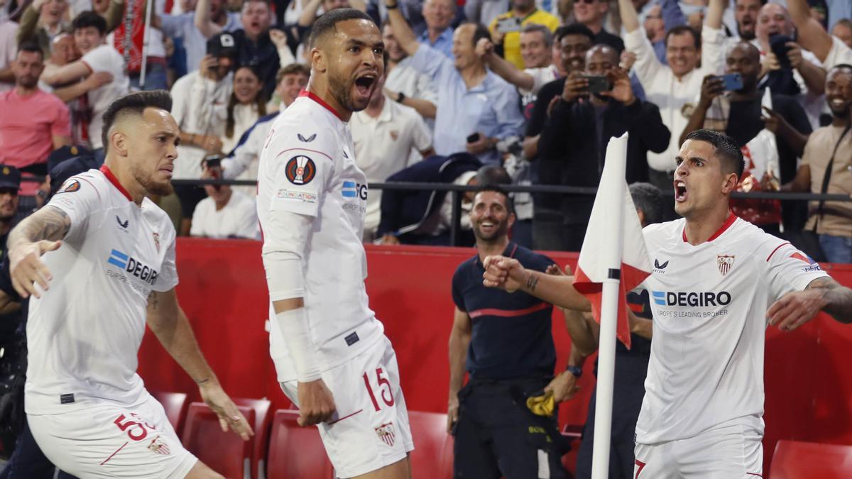 En-Nesyri celebra con sus compañeros su primer gol al Manchester United.