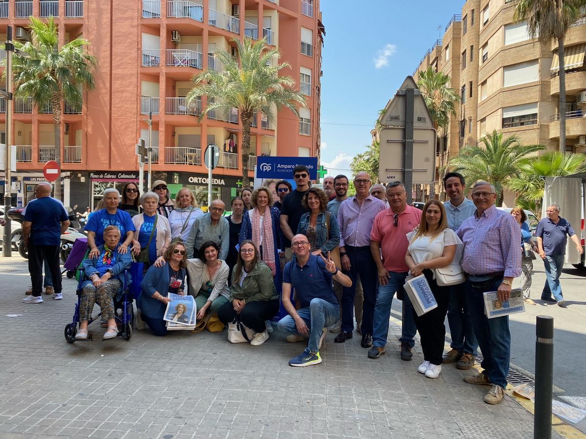 Amparo Folgado, con su equipo de campaña.