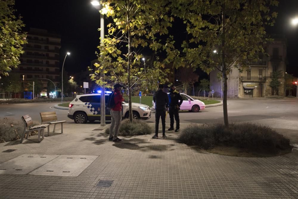 Control policial a la Bonavista de Manresa durant el toc de queda