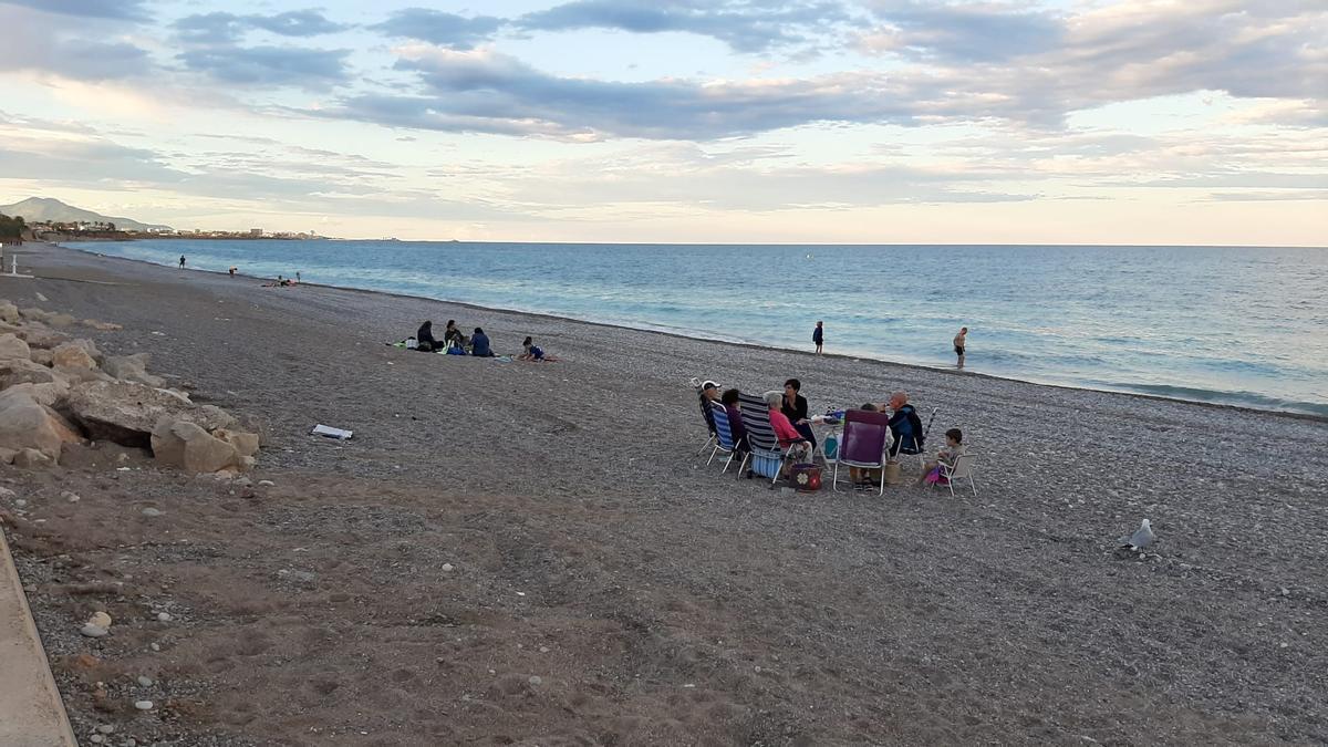 Una hoguera, la sorpresa de la noche en Benicarló.