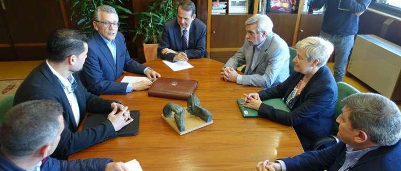 Empresarios vinculados a O Berbés, ayer, en su reunión con el alcalde. // FdV