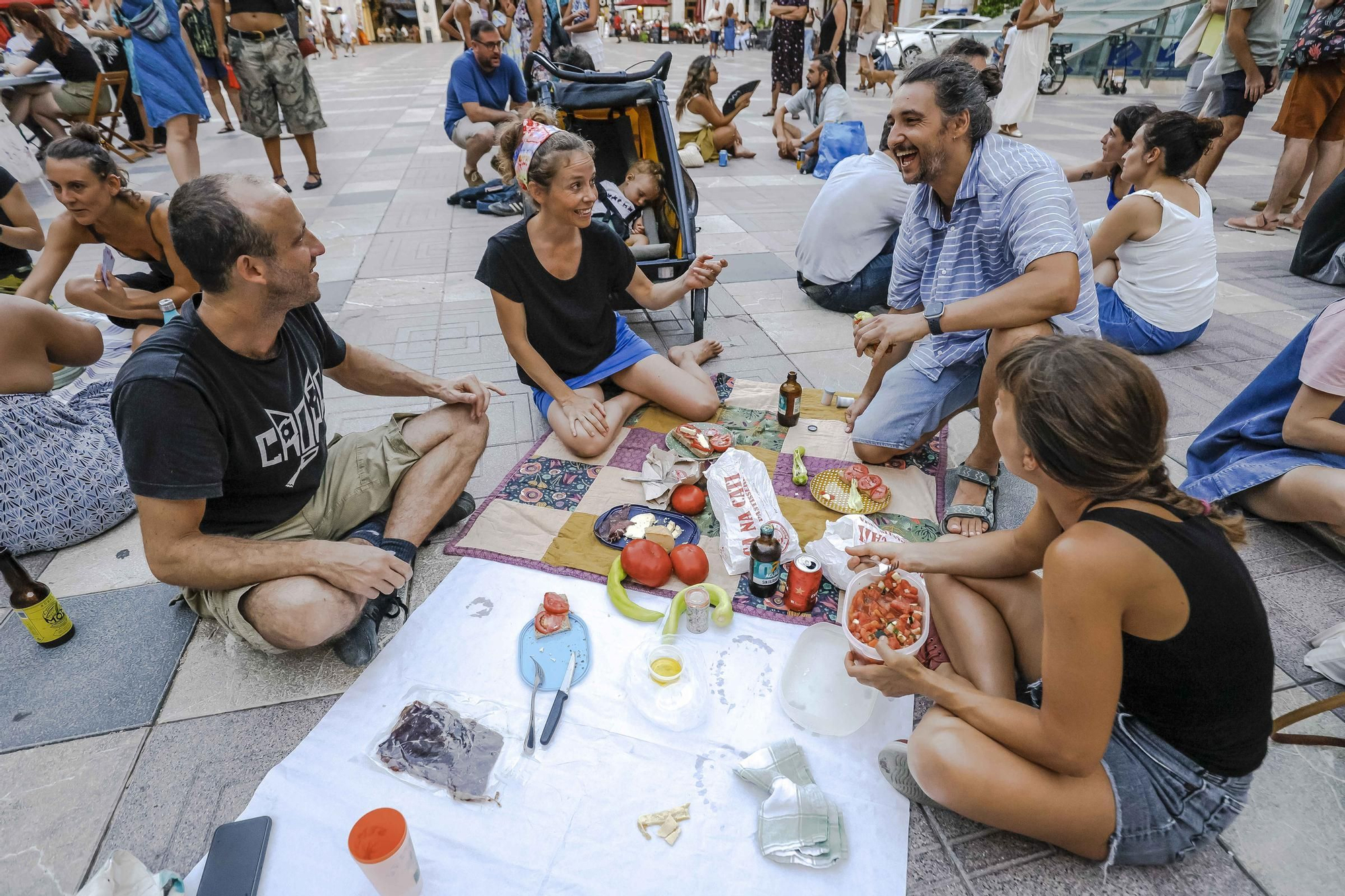 FOTOS | Cientos de residentes 'liberan' la plaza Major de Palma con una gran cena popular