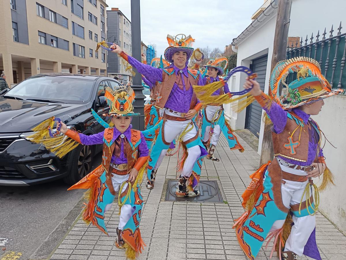 Los desfiles de Antroxu en Nuevo Roces y El Coto, en imágenes