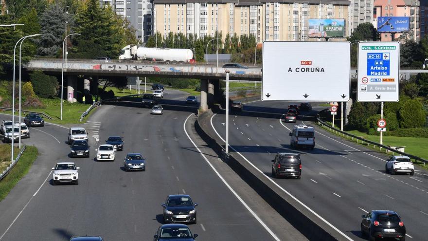 Vehículos circulando por la avenida Alfonso Molina, una de las principales arterias de la ciudad. | Iago López