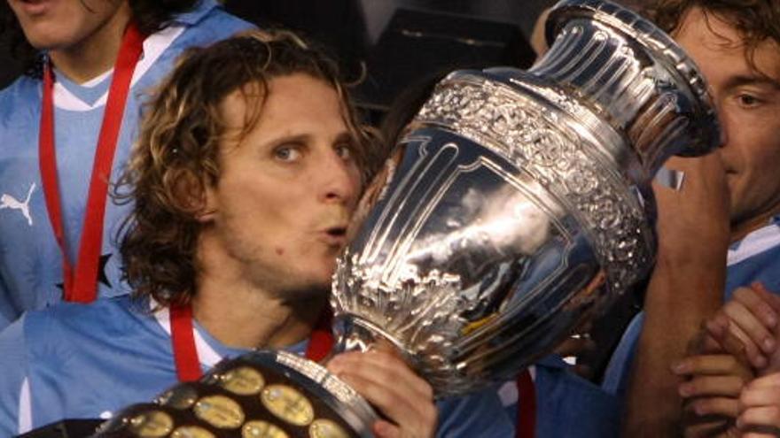 Diego Forlán besa el trofeo.