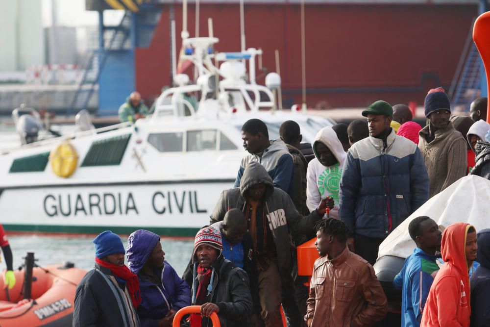 Rescatan a una patera con 50 inmigrantes interceptada en la costa de Málaga