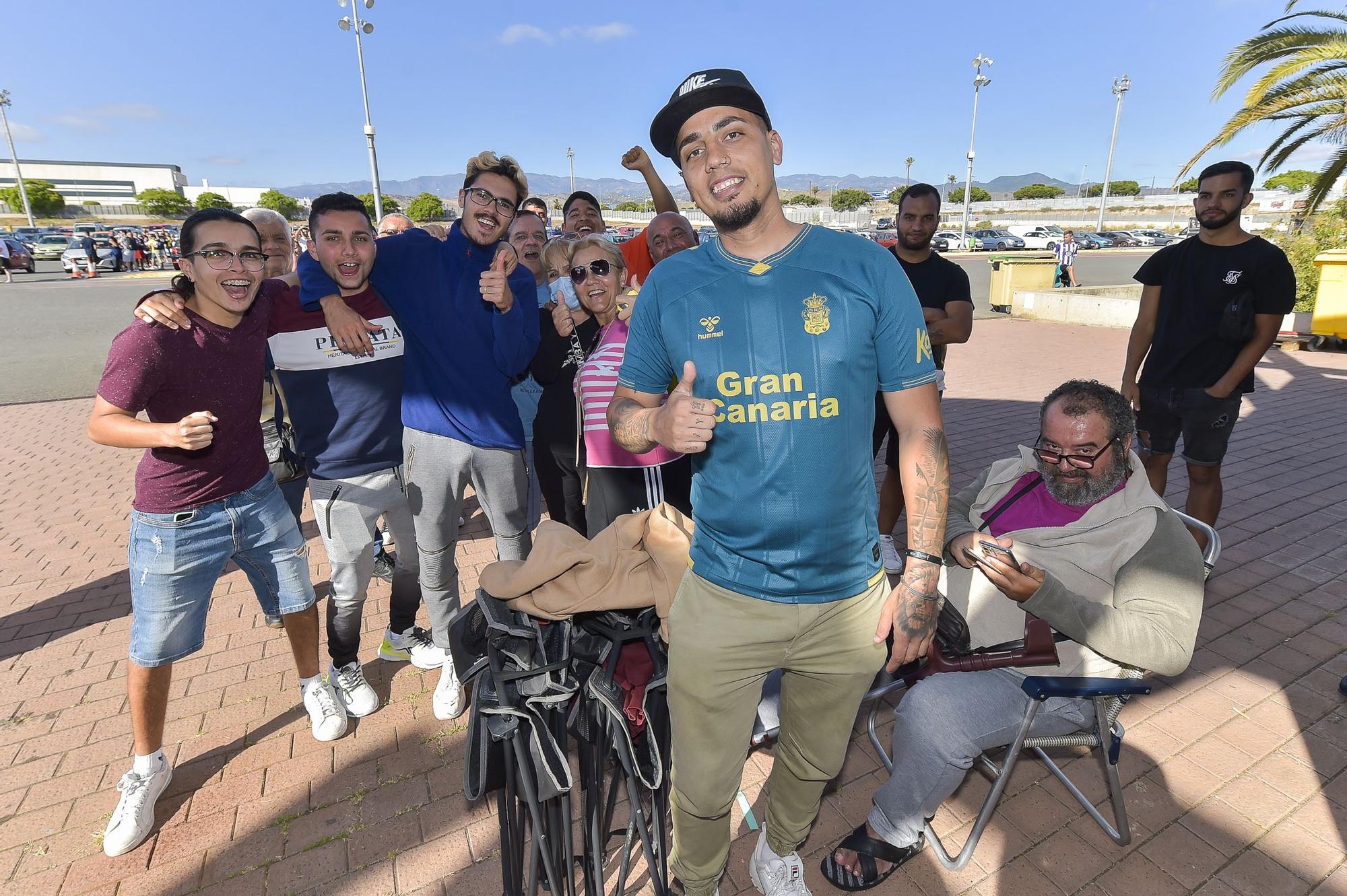 Colas para retirar las entradas de la UD Las Palmas - CD Tenerife de playoff