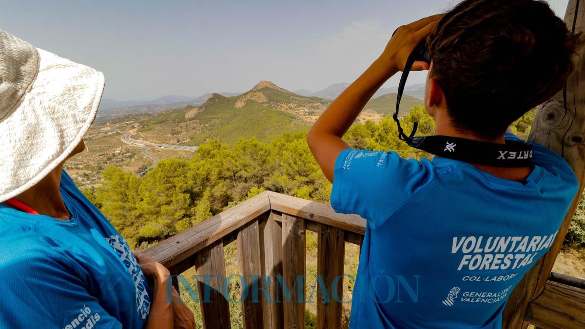 Dos voluntarios vigilan la sierra de Alcoy desde un puesto de vigilancia