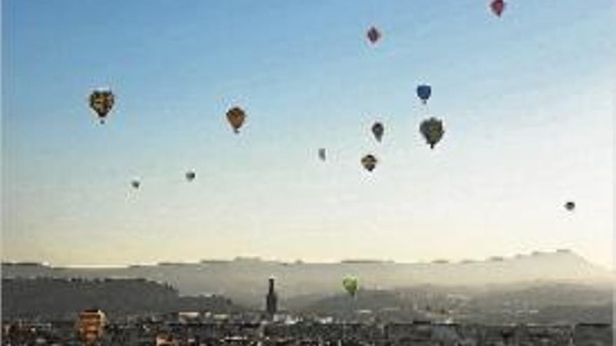 Els globus enlairant-se des de les places inunden el cel d&#039;Igualada