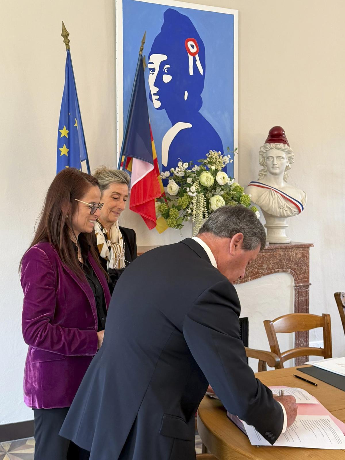 El alcalde de Tejeda, Francisco Juan Perera, firma el acta de hermanamiento.