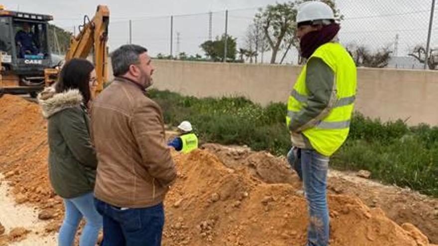 El alcalde visitó ayer las obras de la red de saneamiento.