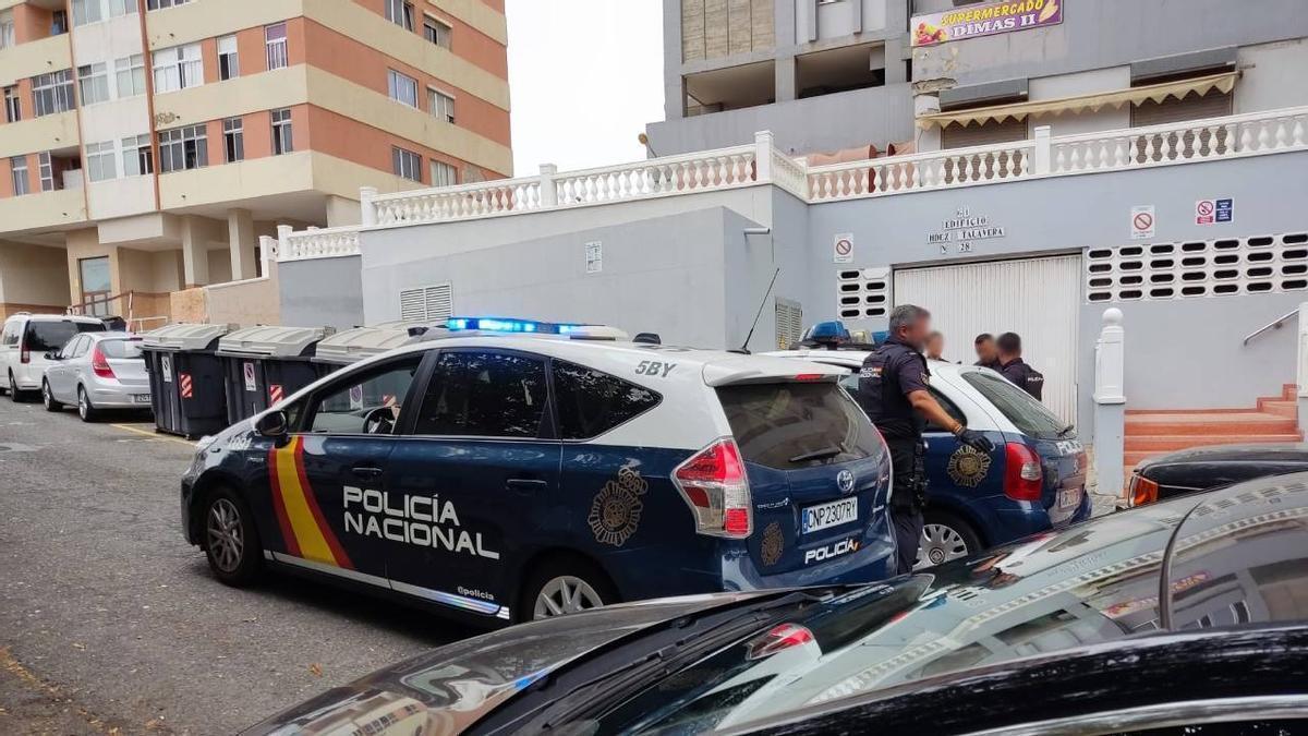 La Policía Nacional en el momento de la detención, el pasado viernes, de Alhamr J. en Escaleritas.