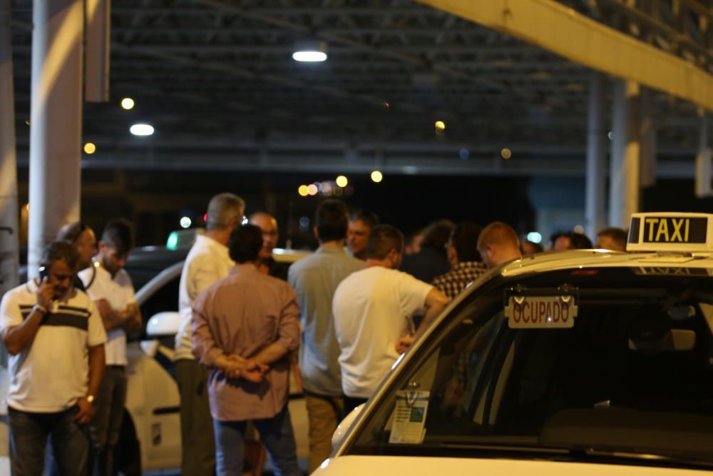 Los taxistas se han concentrado en el aeropuerto.