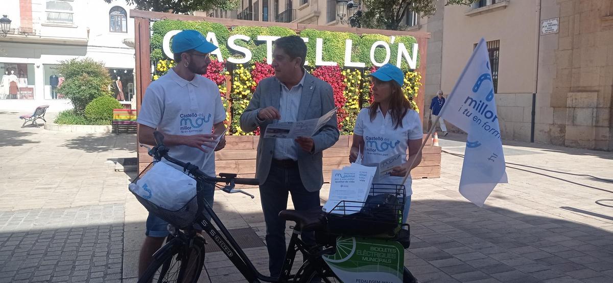 El concejal de Movilidad, Gonzalo Romero, junto a dos informadores.
