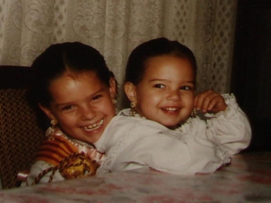 Fallerita de la comisión de La Bega, en Cullera, con su hermana.