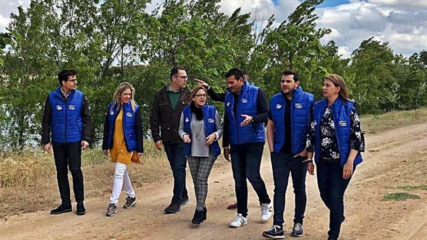 Mayte Martín Pozo junto con parte de su equipo en el entorno del Duero a su paso por Carrascal.