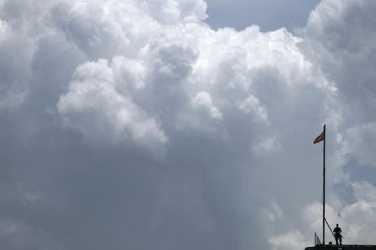 Un ’marine’ passeja sobre la coberta del portaavions ’USS Ronald Reagan’, ancorat al port de Hong Kong.