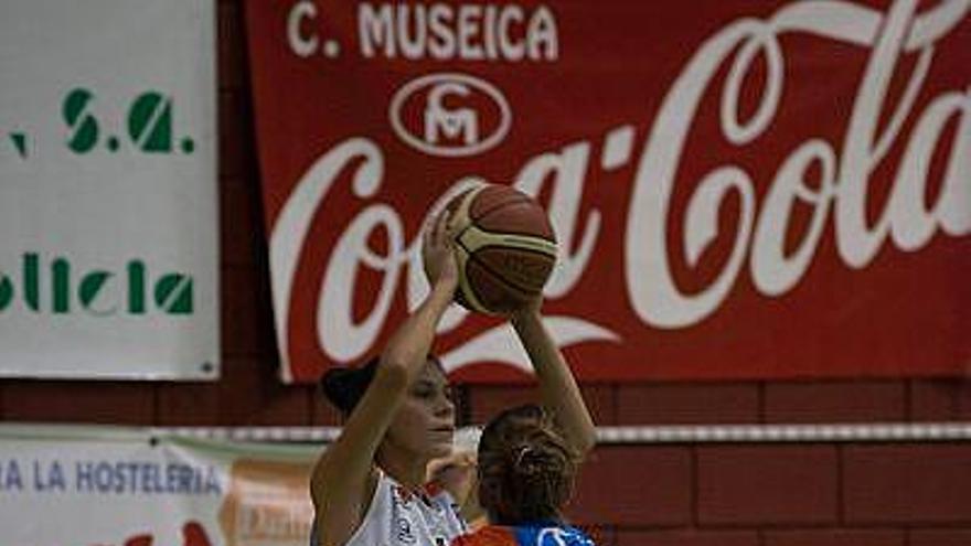 La zamorana Alba Miguel intenta dar un pase ante la presión de una rival.