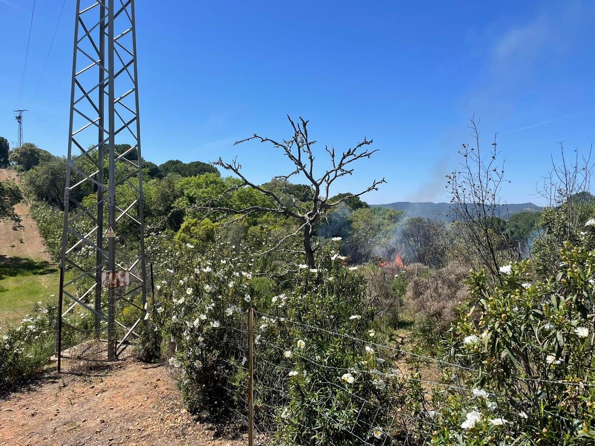 Imagen de la torre de alta tensión en el incendio de las Jaras.