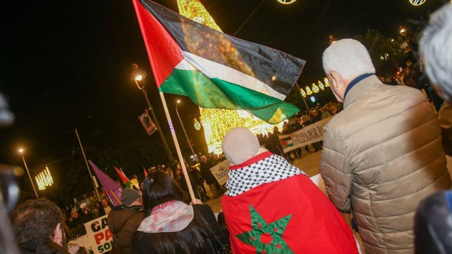 Decenas de personas piden el cese de los ataques a Palestina