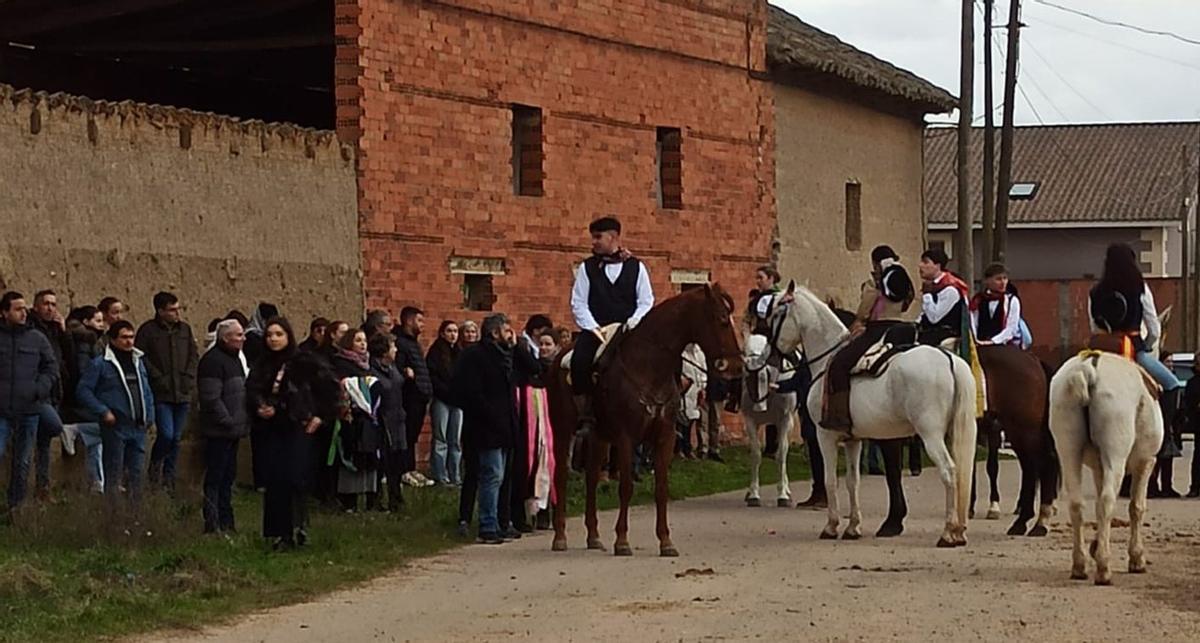 Gran expectación durante el encuentro de quintos para la carrera de cintas a caballo. | E. P.