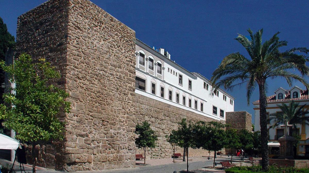 Tramo de la muralla del Castillo que discurre por la plaza de la iglesia de La Encarnación.