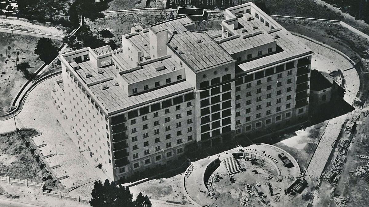 El hospital en construcción en 1955. | UNIVERSIDAD DE ZARAGOZA