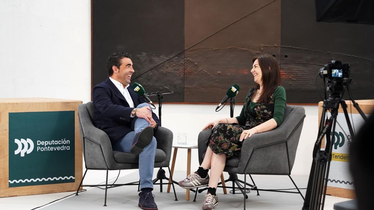La escritora Ledicia Costas y el presidente de la Diputación de Pontevedra, Luis López, durante el segundo episodio de «Minutos Extra».