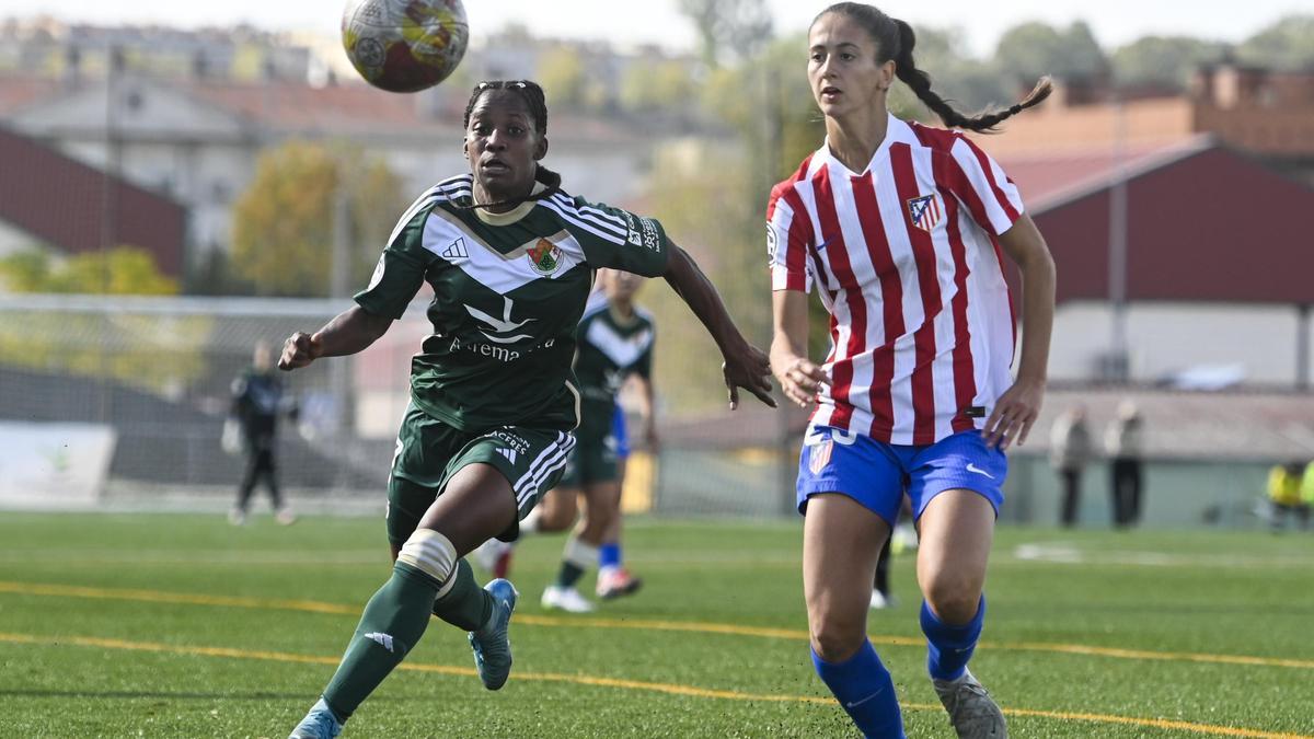 Yorladiz persigue el balón durante el Cacereño-Atlético B.