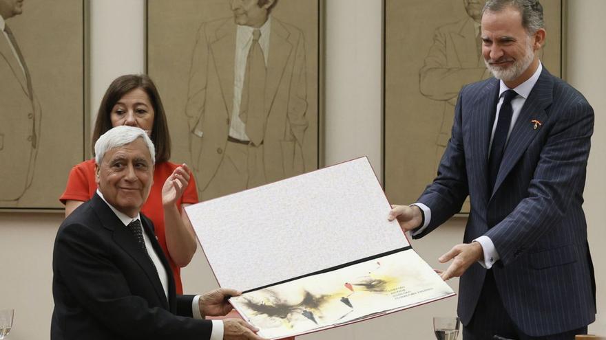 Felipe VI entrega la obra de Marcos Tamargo que acompaña el premio «15 de junio» a Pedro Cruz Villalón, ayer, en el Congreso de los Diputados. | Fernando Alvarado / Efe
