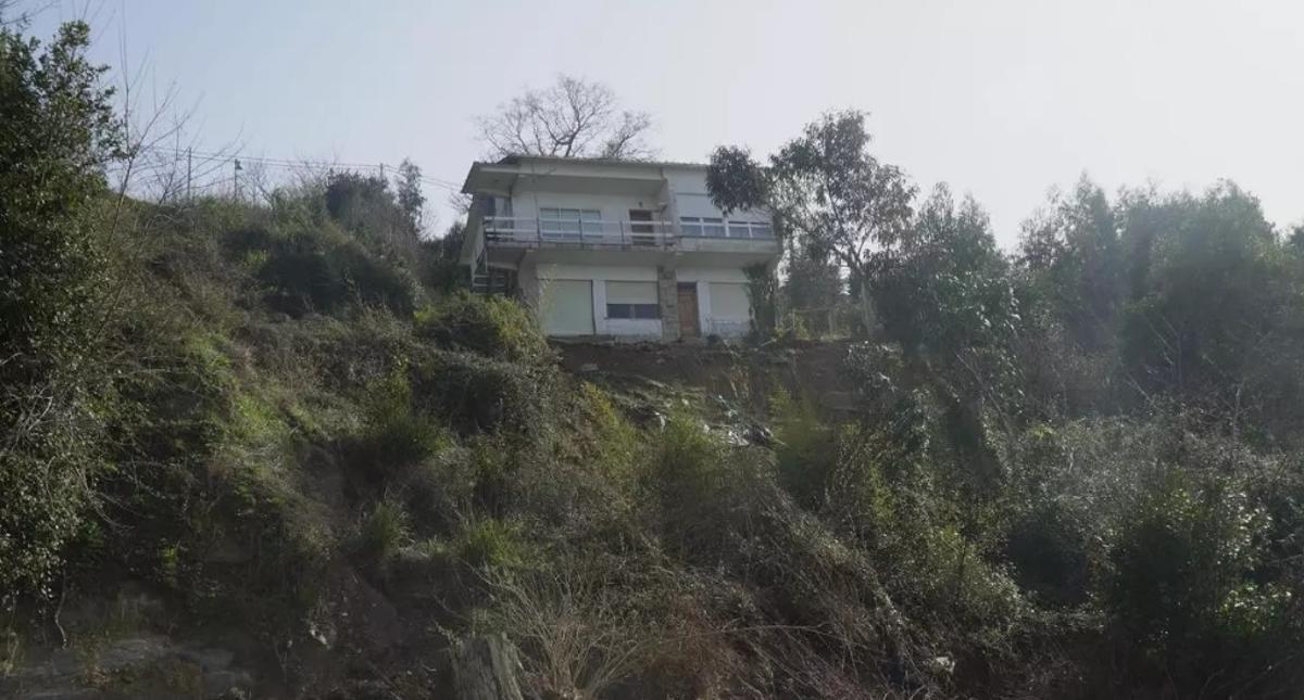 Casa afectada por el corrimiento de tierras en Miño.