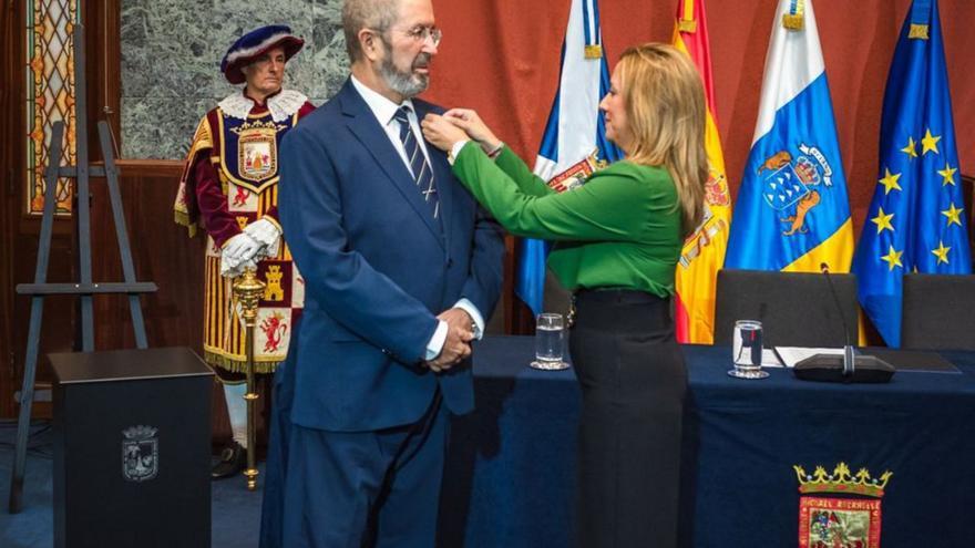 Juan de la Cruz, Medalla de Oro de la Isla por su defensa del traje tradicional