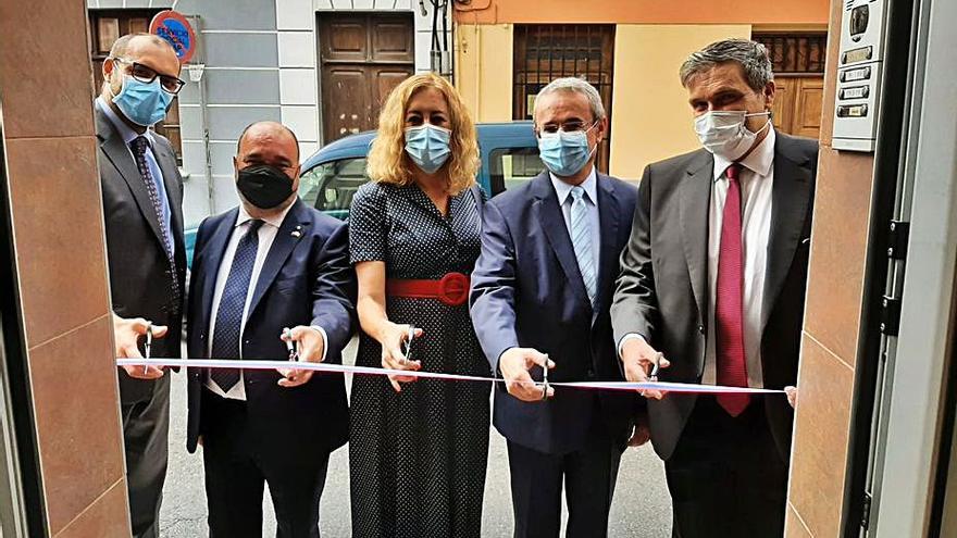 Corte de la cinta inaugural en la puerta del consulado de Eslovenia, en Vegueta. | | LP/DLP