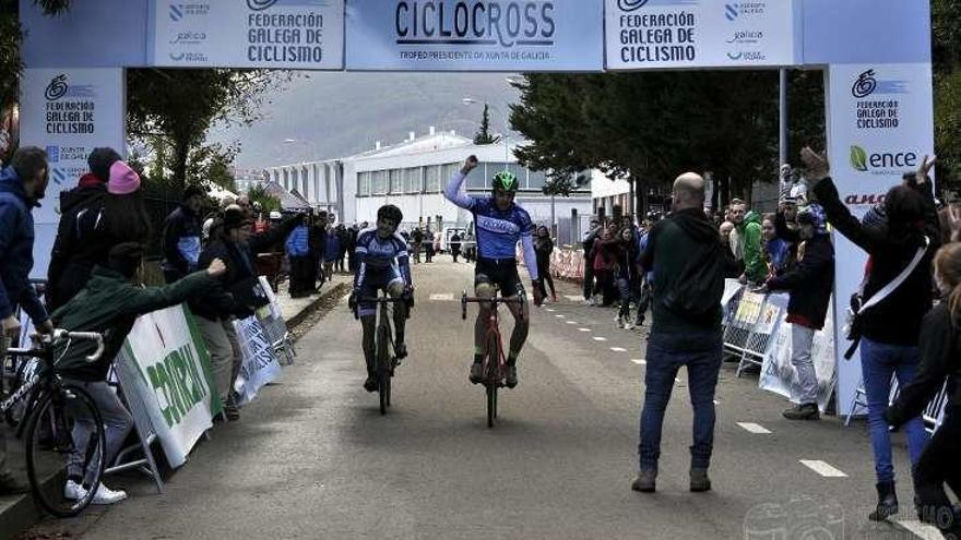 Feijóo se impone a González en el esprint. // Luz María Iglesias