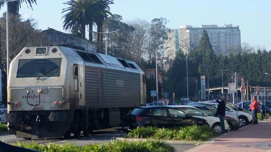 La locomotora en pruebas por el ramal ferroviario del Puerto de Vilagarcía // Noé Parga